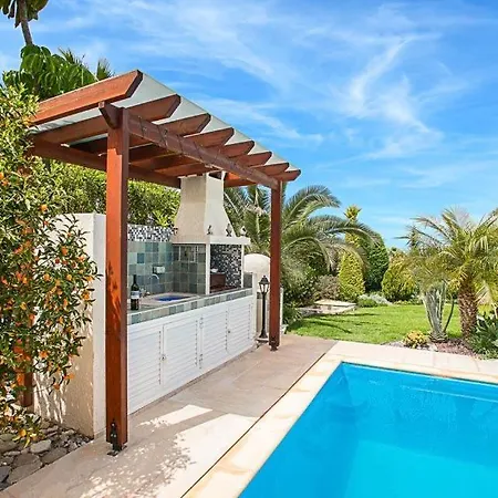 Sleeps 7 With Pool Air Con And Wifi Latchi