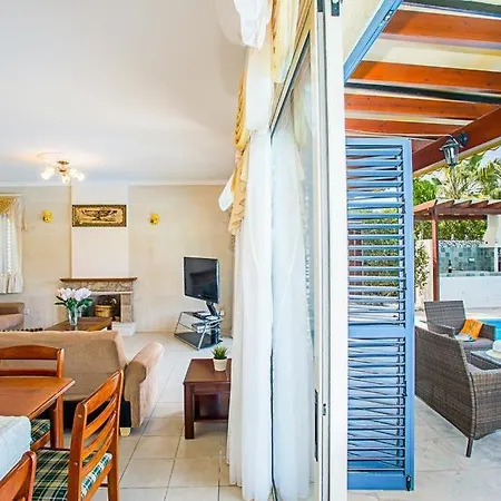 Villa Sleeps 7 With Pool Air Con And Wifi
