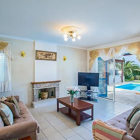 Villa Sleeps 7 With Pool Air Con And Wifi