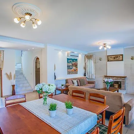 Sleeps 7 With Pool Air Con And Wifi Villa