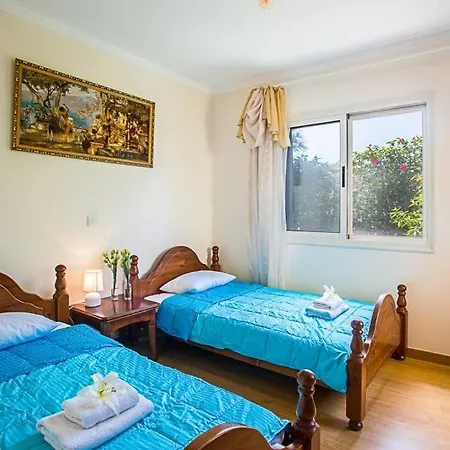 Villa Sleeps 7 With Pool Air Con And Wifi