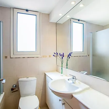 Sleeps 7 With Pool Air Con And Wifi * Lachi